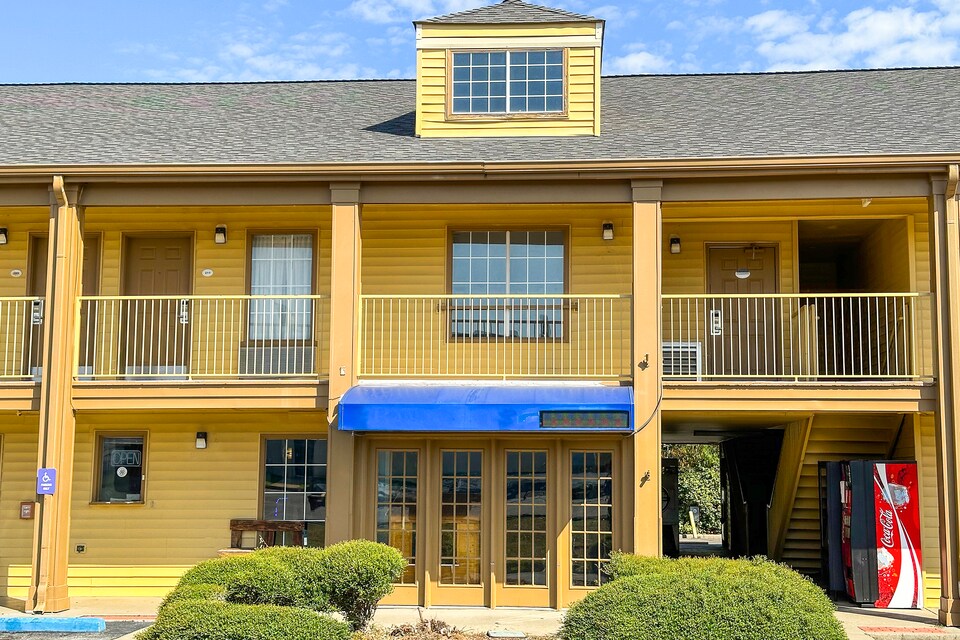 Bonita Lakes Inn By OYO Meridian, C39339, Meridian MS