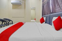 OYO Flagship 810916 Hotel Ozn Stays