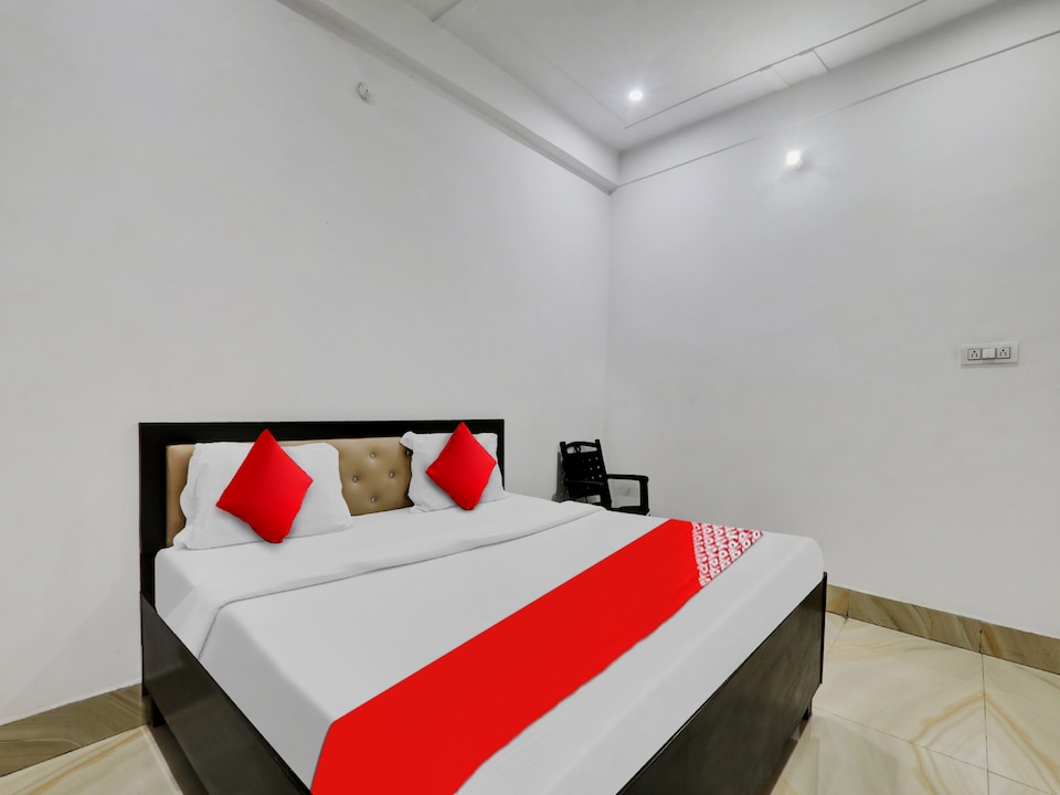 OYO Flagship 811034 Hotel Platinum, Rambagh Allahabad, Prayagraj
