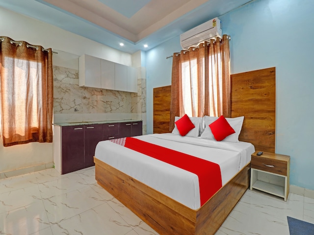 OYO Hotel Divine Residency