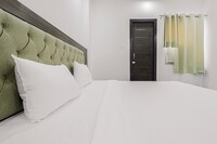 Collection O 811178 Hotel The Royal Aroma