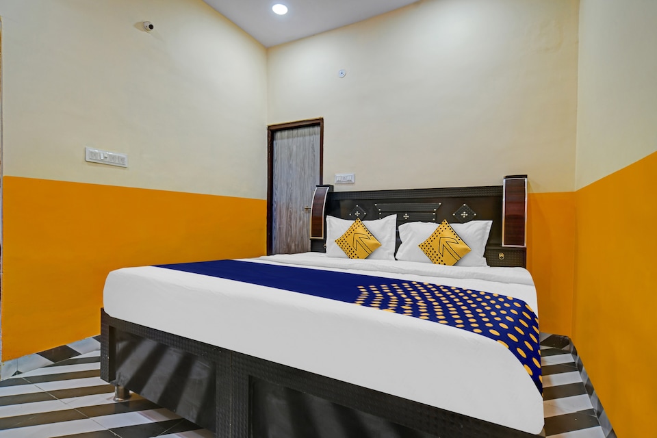 SPOT ON Hotel Ashirwad Bījalpur Railroad Station, Rajender Nagar, Indore