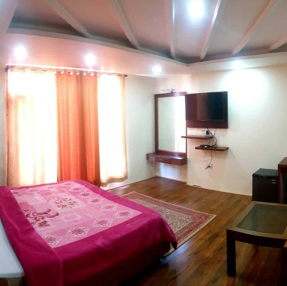 POP 81127J Hotel Whistling Wud, Mall Road Manali Cluster, Manali