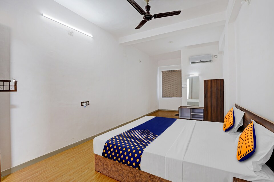 SPOT ON Krishna Hotel & Rooms, Rajpipla, Vadodara