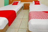 OYO 92469 Hotel Sahabat