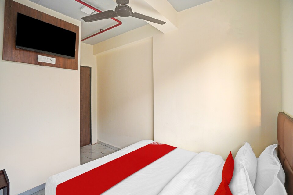 OYO Flagship 811531 Hotel Laksh Inn, Airport Surat, Surat