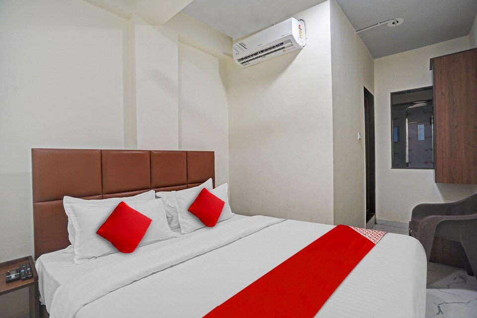 OYO Flagship 811531 Hotel Laksh Inn, Airport Surat, Surat