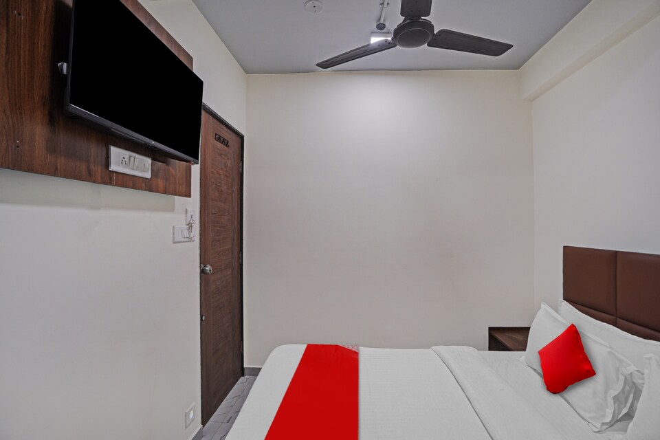 OYO Flagship 811531 Hotel Laksh Inn, Airport Surat, Surat