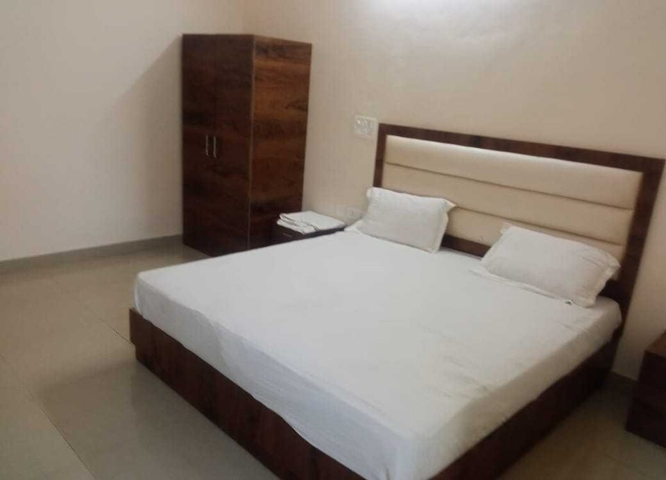 POP 81163E Hotel Paradise , Lanka, Varanasi