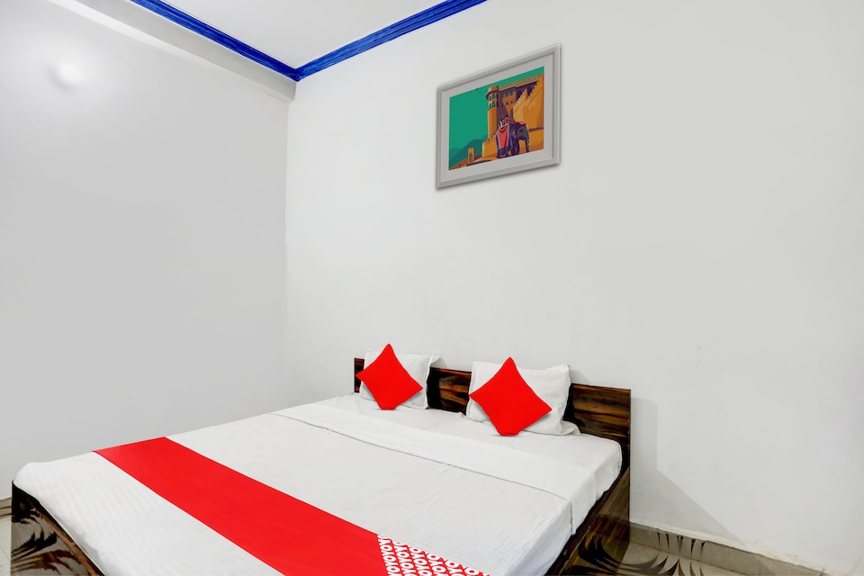 OYO Flagship 811710 Sandeep Palace, Kanpur Railway Station, Kanpur