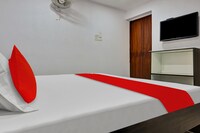OYO Flagship 812024 Adyar Residency