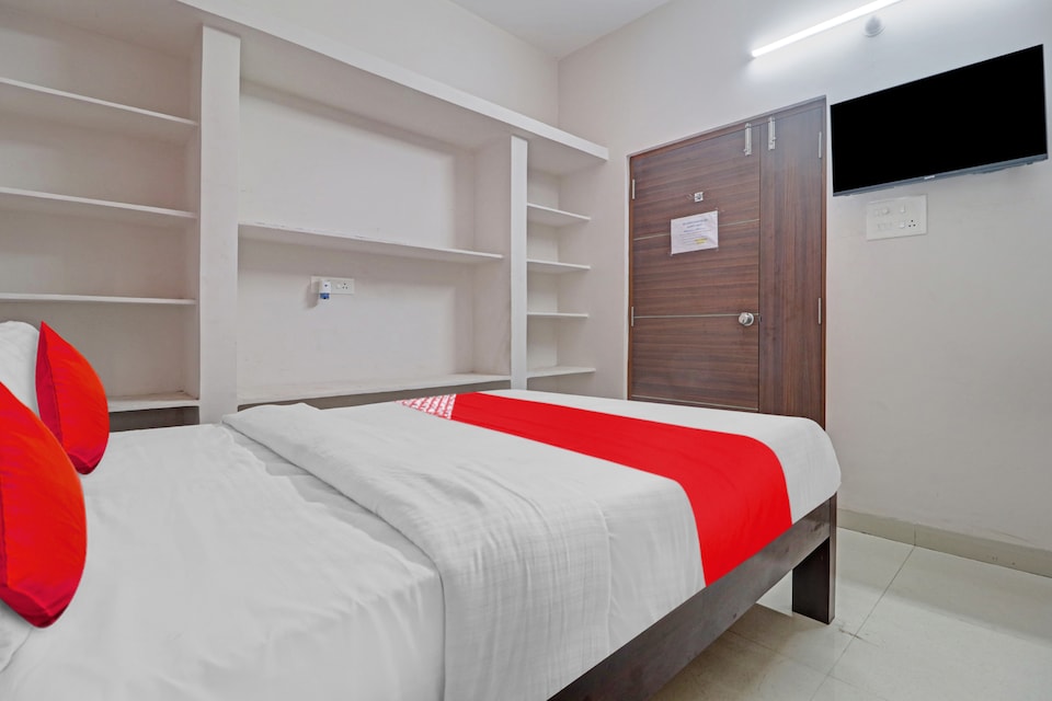 OYO Flagship 812233 Sri Bhuvaneshwari Happy Nest Service Inn, Kukatpally, Hyderabad