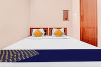 SPOT ON 812296 Hotel Rr