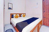 SPOT ON 812296 Hotel Rr