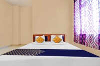 SPOT ON 812296 Hotel Rr