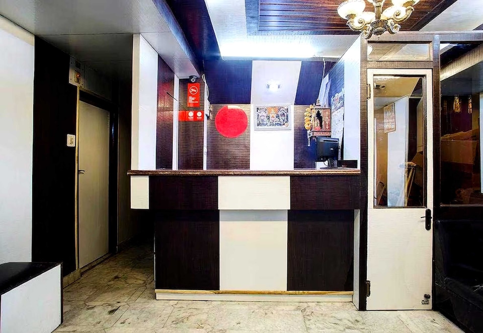 OYO Flagship Sita Palace, The Mall Road-Shimla, शिमला