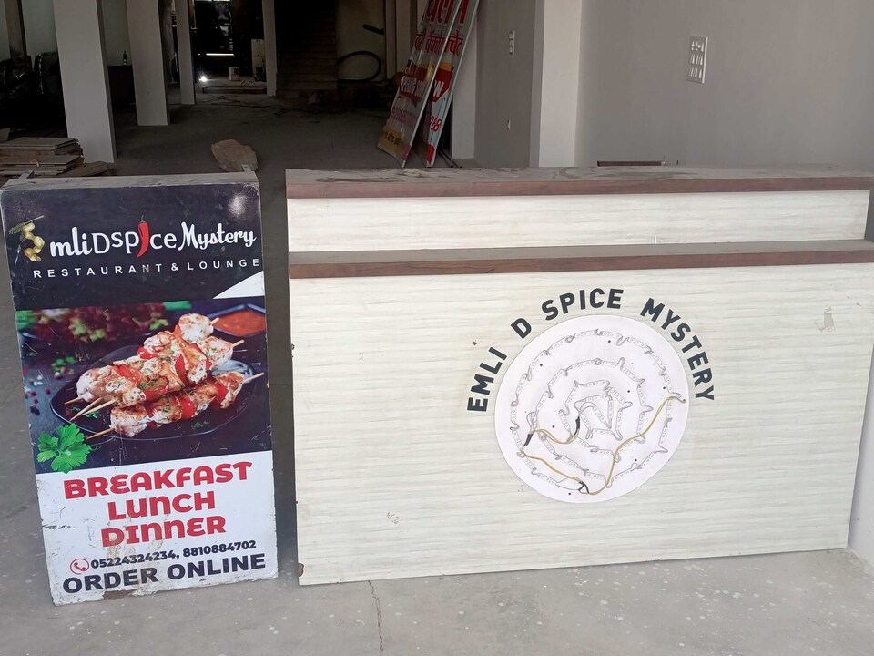 OYO 812365 Royal Ivory Banquet, Shahganj, Shahganj