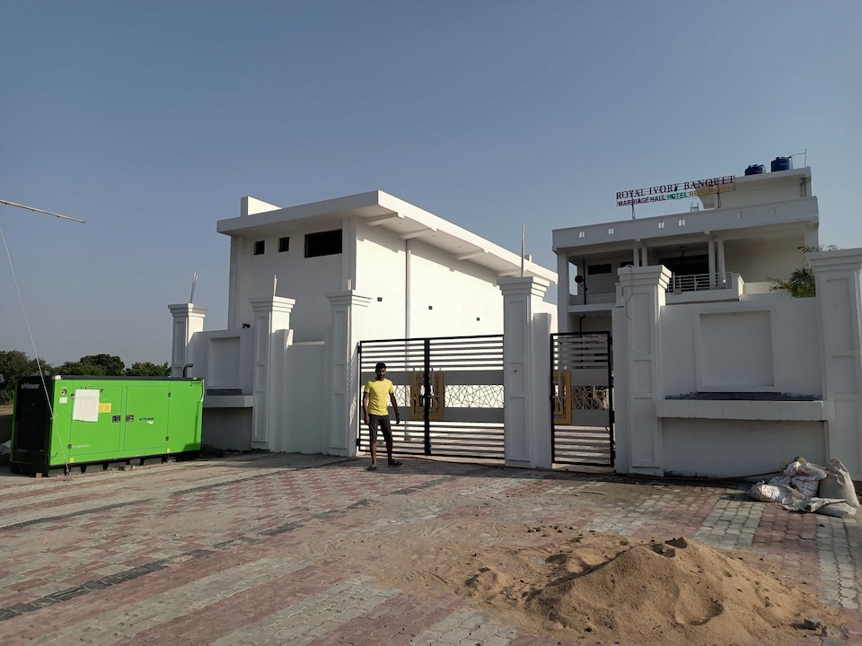 OYO 812365 Royal Ivory Banquet, Shahganj, Shahganj