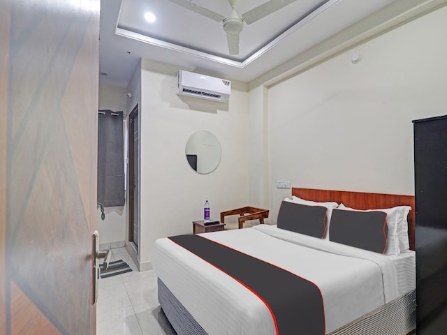 OYO 812411 HOTEL SQUARE UNIQUE SUITES