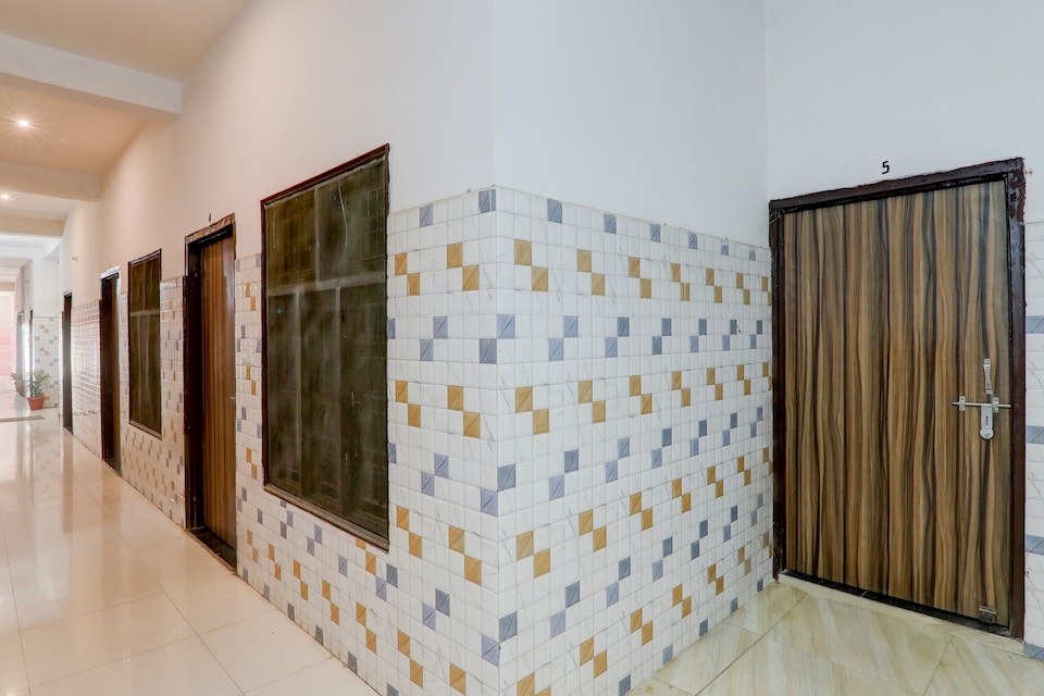 OYO 812500 Hotel Royal Comfort Inn, Golghar, Gorakhpur