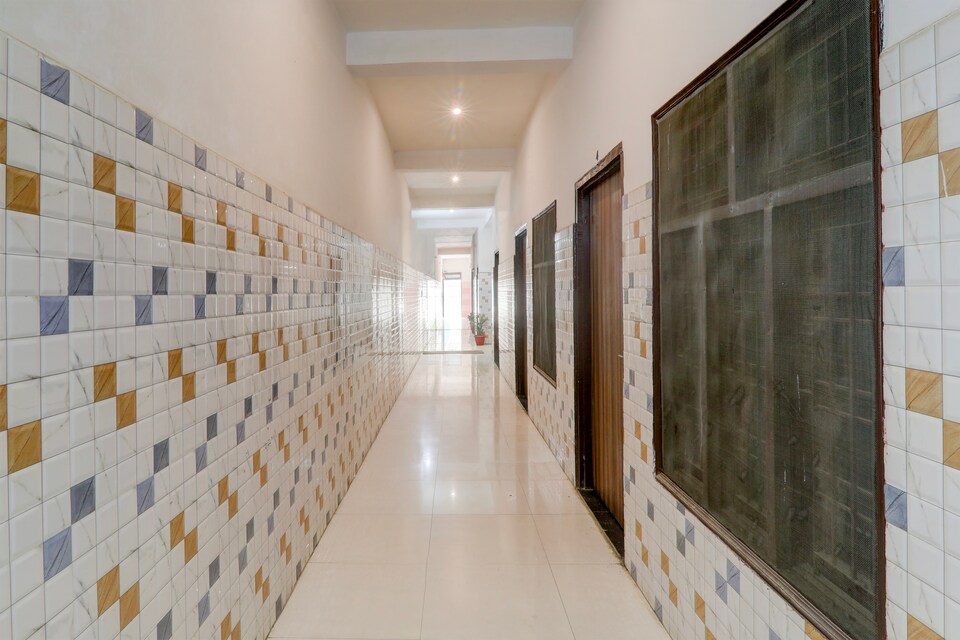 OYO 812500 Hotel Royal Comfort Inn, Golghar, Gorakhpur