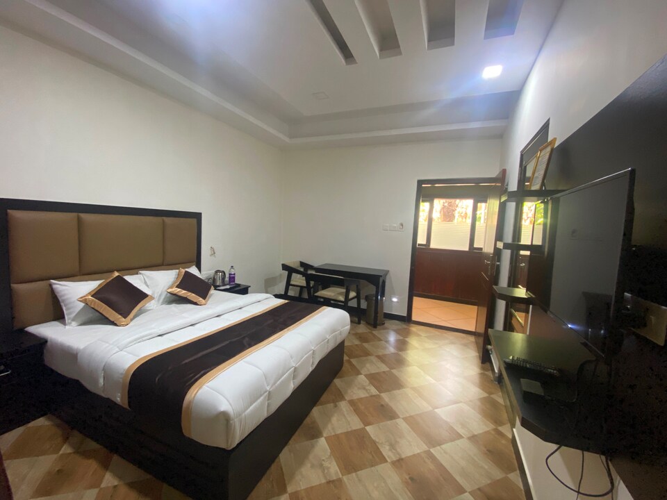 POP HOME 81254K Hotel Chinnus , Technopark Trivandrum, Trivandrum