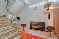 OYO 812870 Empire Inn