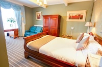 OYO Lamphey Hall