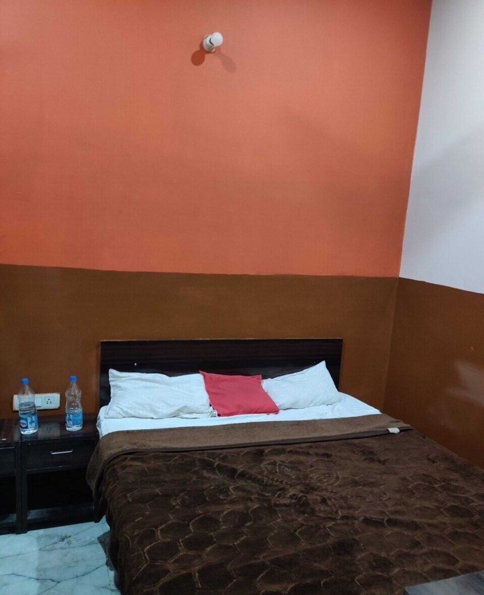 Live as AGR748, Fatehabad Road, Agra