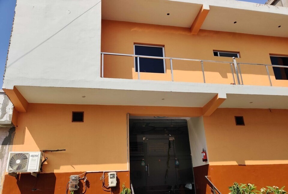 Live as AGR748, Fatehabad Road, Agra