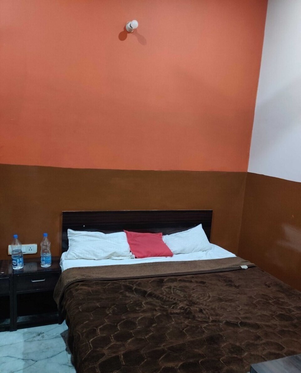 Live as AGR748, Fatehabad Road, Agra