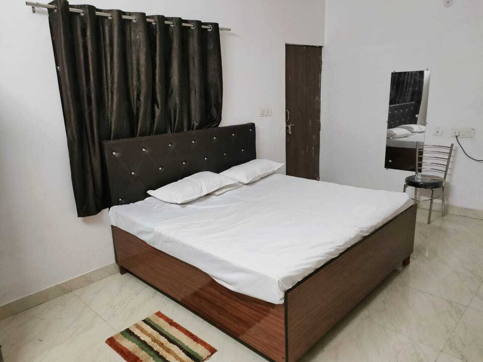 POP 81308B Hotel Maxwell , Golghar, Gorakhpur