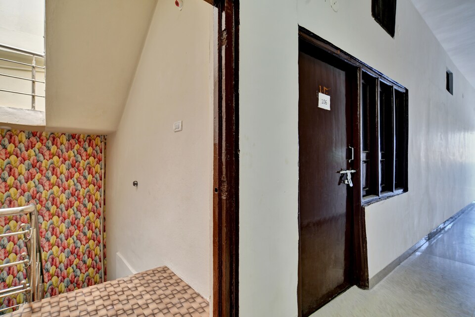 OYO 813401 Hotel Bamleshwari, Bhawarkua Indore, Indore
