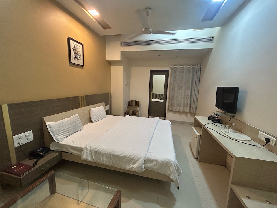 Hotel O MG Road Crossway Formerly Ravi Palace, Limda Chowk Rajkot, Rajkot