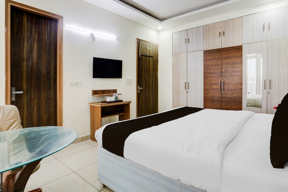 Super Townhouse Subhash Chowk Near Medanta Hospital Formerly L B Residency, Medanta, Gurgaon