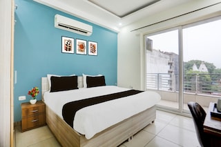 Super Townhouse Subhash Chowk Near Medanta Hospital Formerly L B Residency