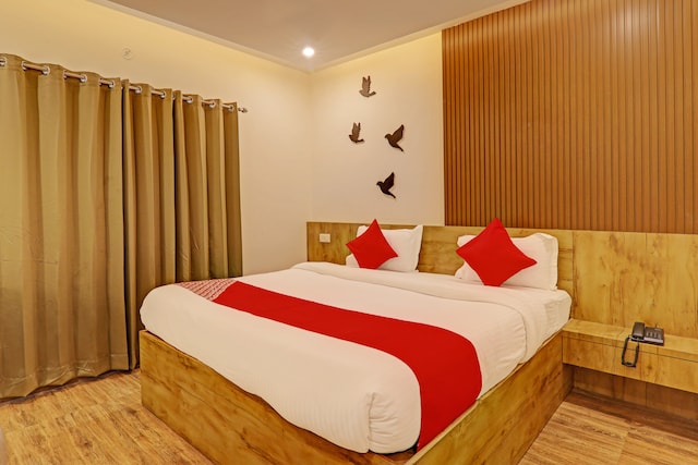 OYO Flagship Golden Paradise