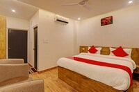 OYO Flagship Golden Paradise