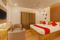 OYO Flagship Golden Paradise