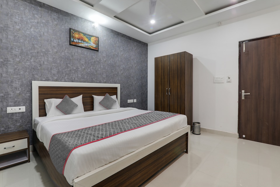 LIVE as LCK2299, Hazratganj Lucknow, Lucknow