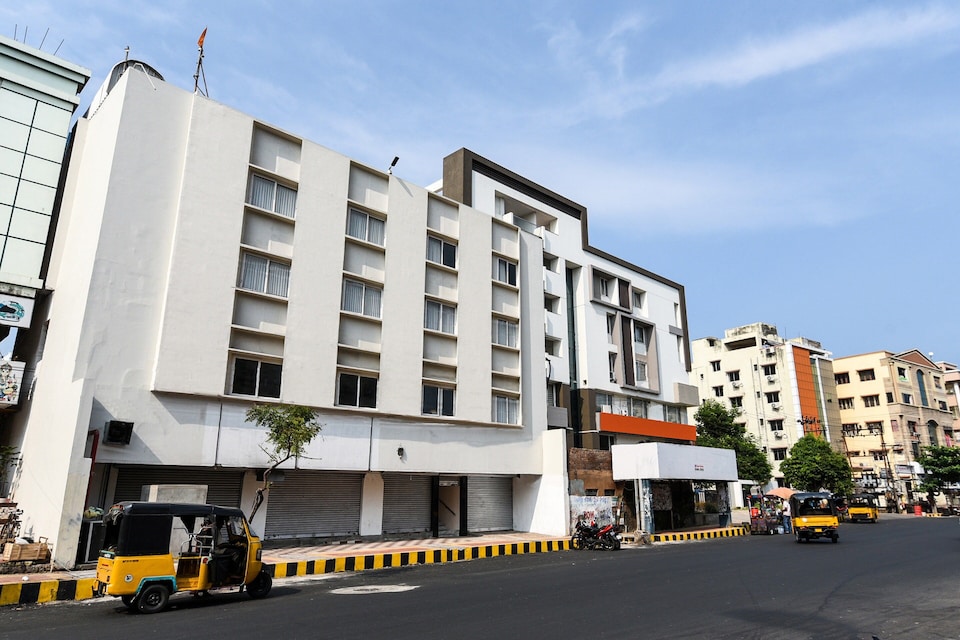 OYO Flagship AKSHARA GRAND, Transit Vizag, विशाखपट्नम