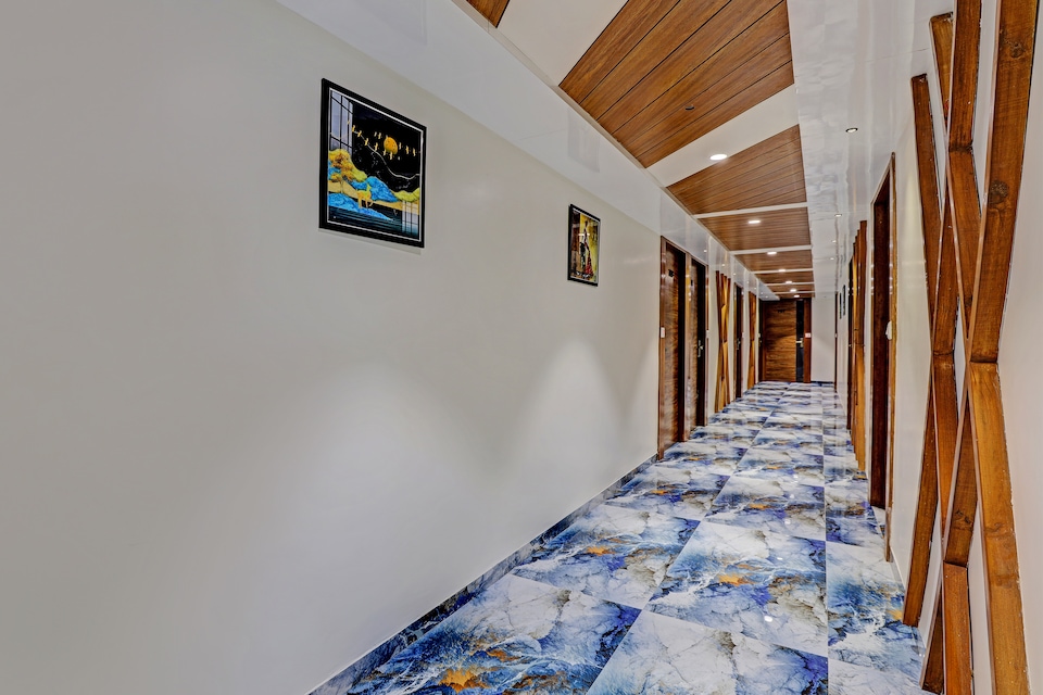 Collection O Royal Bird, SG Highway Ahmedabad, Ahmedabad