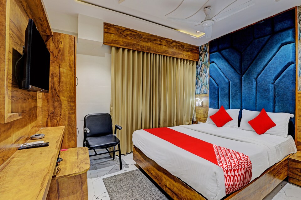 OYO Flagship Hotel Pleasant Villa, SG Highway Ahmedabad, Ahmedabad
