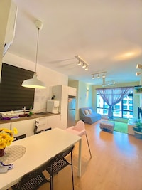 POP 90807 D's Zyppo1 Entire Homestay 