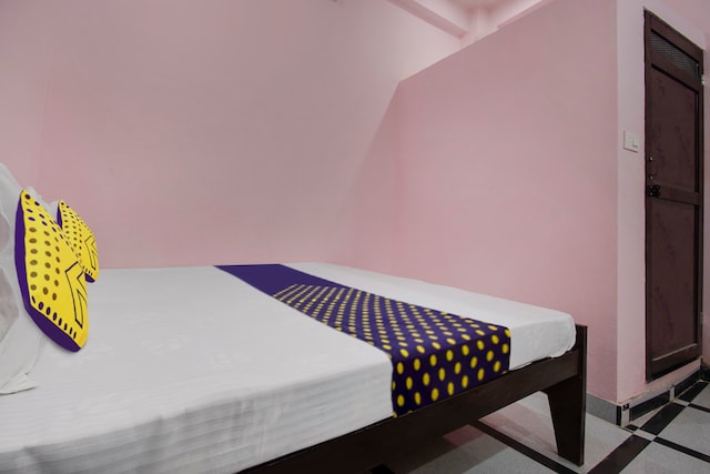 SPOT ON Hotel Pari & Cafe