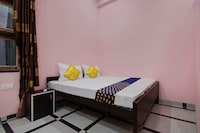 SPOT ON Hotel Pari & Cafe