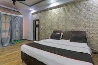 Collection O 81525D Hotel Apm Residency
