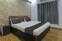 Collection O 81525D Hotel Apm Residency