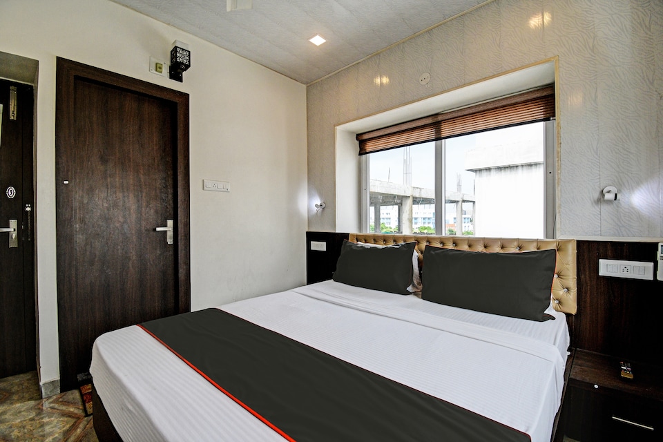 Collection O The Seven Heaven, Esplanade Kolkata, Kolkata