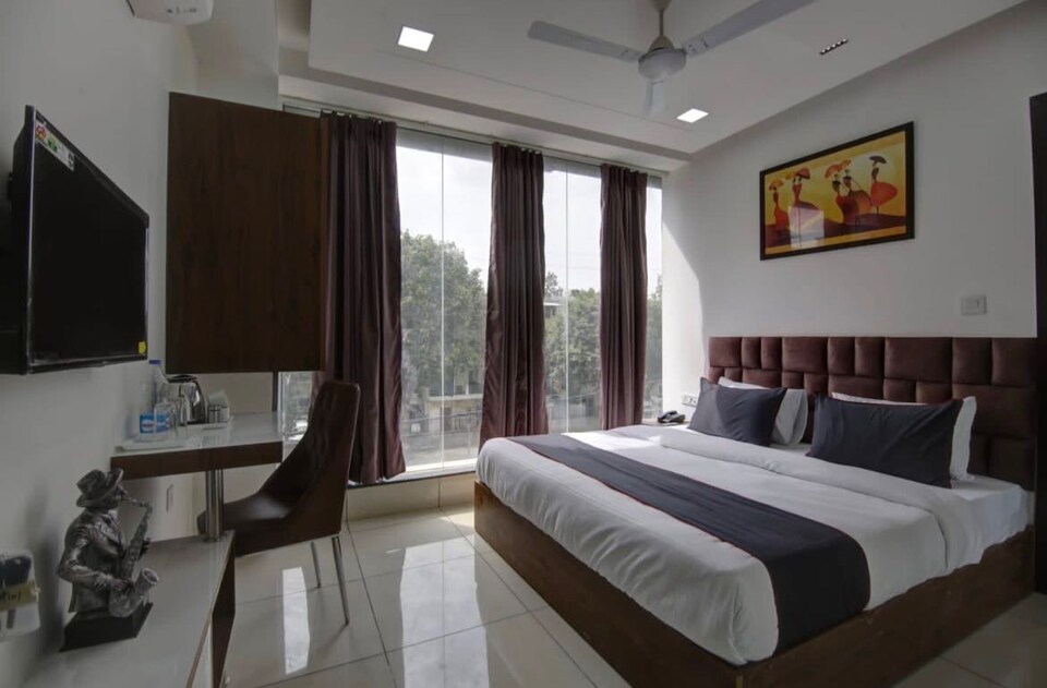 POP 81529J Shine Night, Pitampura - Rohini Delhi, Delhi